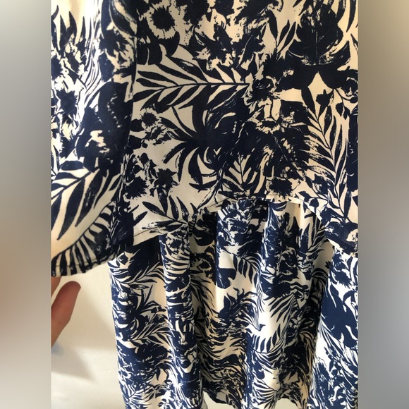 Paper Crane White & Navy Floral Dress, Medium - Picture 2 of 6